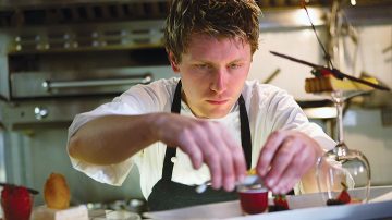 Chef preparando alimentos sin insectos