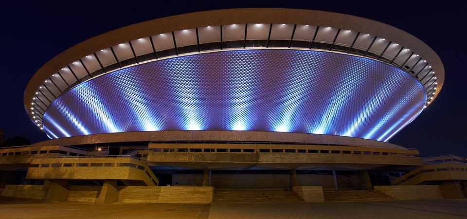 Un edificio de oficinas iluminado con luces LED