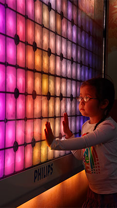 Un niño se distrae con el Lienzo luminoso Imagination de Philips Lighting sin la ansiedad hospitalaria en el Hospital Infantil de Birminghan