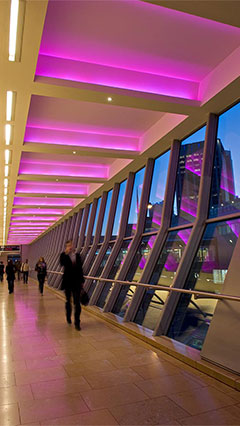 Iluminación de atmósfera agradable en las zonas de paso del centro comercial Bullring - Philips