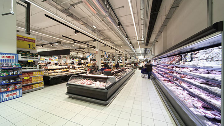 Los compradores se fijan en el aspecto visual de la carne y del pescado para determinar su frescura en Carrefour Santiago