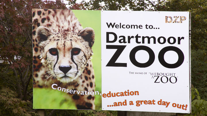  Cartel de bienvenida del restaurante del Zoológico de Dartmoor iluminado por Philips Lighting