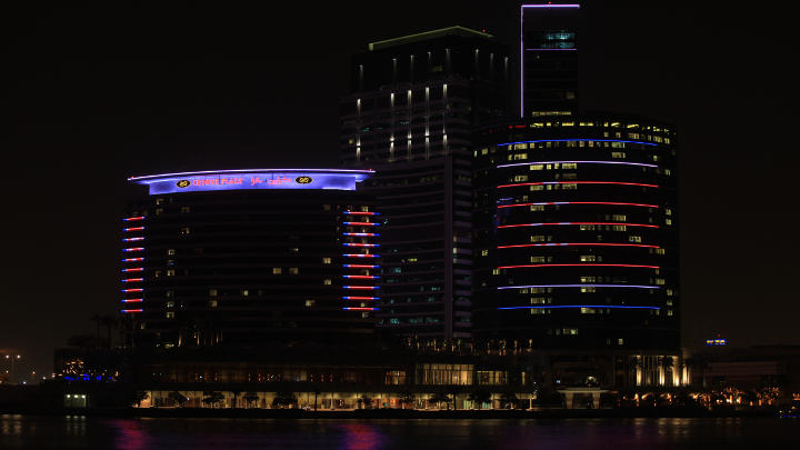 El aspecto de los hoteles de Dubái ha mejorado con tubos LED I-Color Accent de Philips Lighting que proporcionan una imagen cautivadora de la fachada