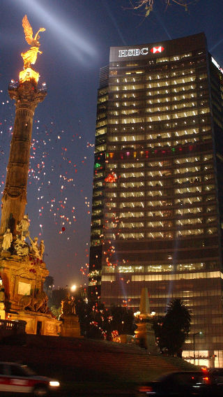 Exterior de la torre HSBC alumbrada con iluminación Philips de noche