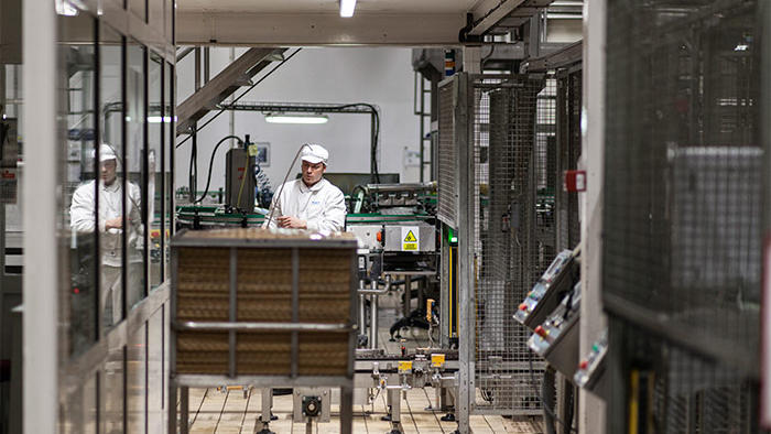 Un empleado trabaja en la fábrica de Hero, alumbrada con iluminación mediante LED de bajo consumo de Philips para la industria de alimentación