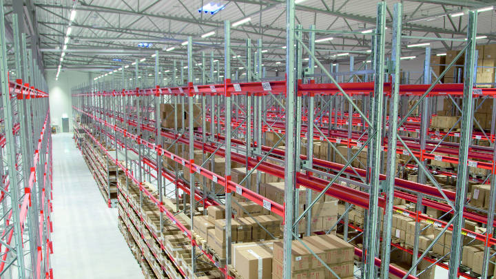 El almacén de Hisab Joker Company alumbrado con soluciones de iluminación industrial Philips
