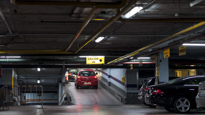  Un coche sale del aparcamiento de NH Hoteles, que utiliza iluminación de bajo consumo LED de Philips 