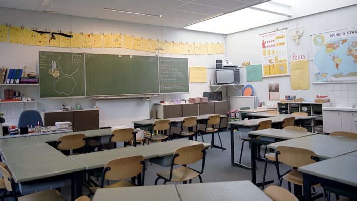 Aula de una escuela primaria iluminada con soluciones de ahorro de energía de Philips