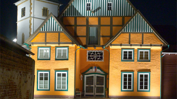 Fachada de un edificio de la Rietberg histórica iluminada por Philips