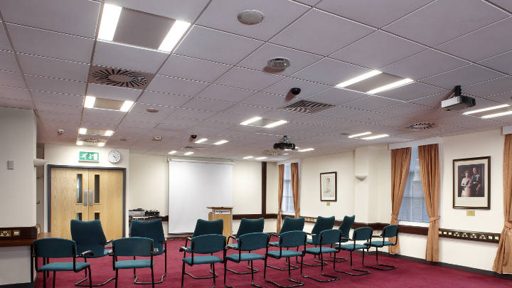 Sala de conferencias del Consejo de distrito de Sedgemoor iluminado con luminarias empotrables CoreLine de Philips Lighting