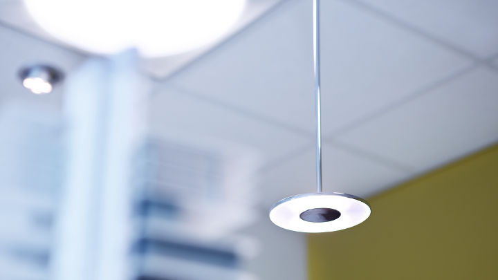 DaySign Solo de Philips cuelga en la oficina de Strijp-S, creando una solución de iluminación con eficiencia energética