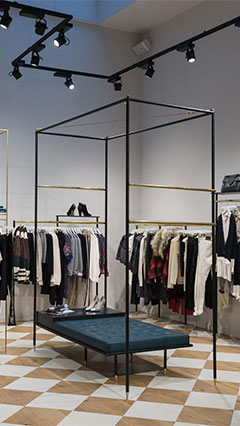 Artículos en estanterías en SuperTrash, iluminadas mediante soluciones para tiendas de Philips