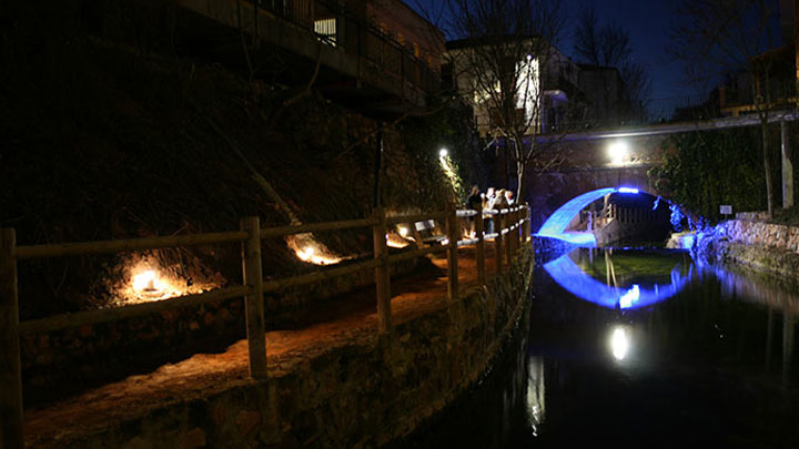 Gente junto al puente en la ciudad de Salobre (España)