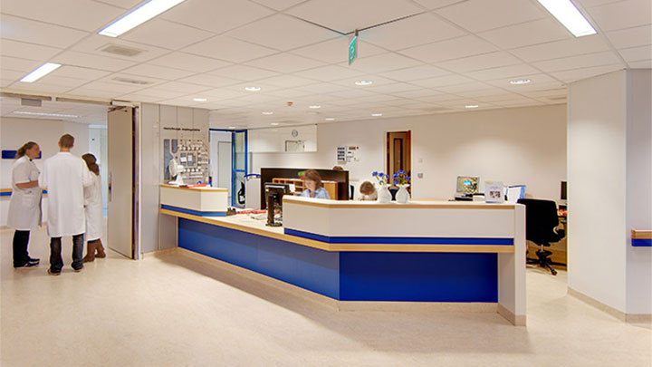 El área de recepción del UMCG utiliza iluminación que ahorra energía gracias a las soluciones de iluminación para hospitales de Philips