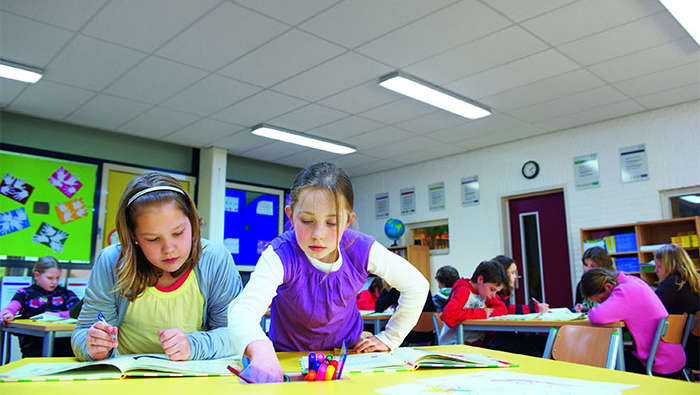 Alumnos trabajan con el ajuste de iluminación normal en la Escuela primaria de Wintelre