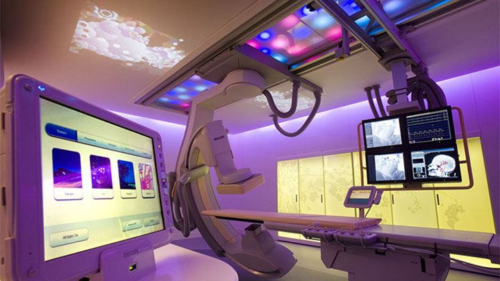 Sala de reconocimiento del Hospital Catharina (Eindhoven) iluminada con soluciones de iluminación para sanidad de Philips