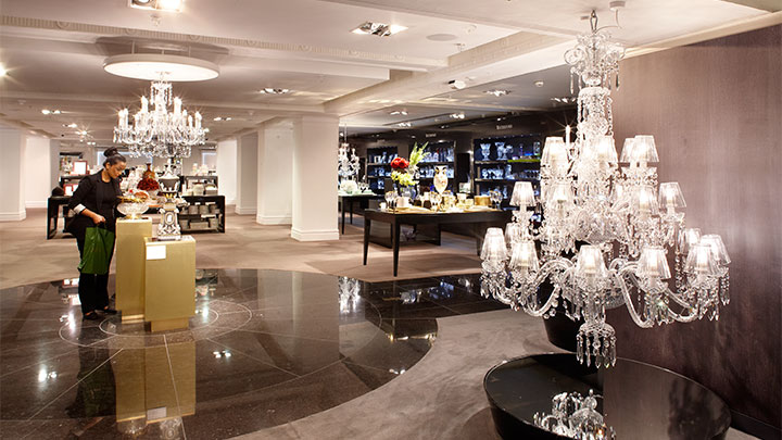 Iluminando el área de ventas en Harrods (Reino Unido) con lámparas Philips para arañas 