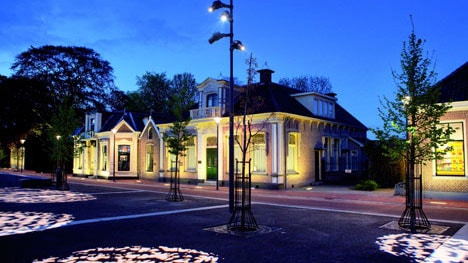 La iluminación de los árboles del centro urbano de Hoogeveen crea sombras maravillosas