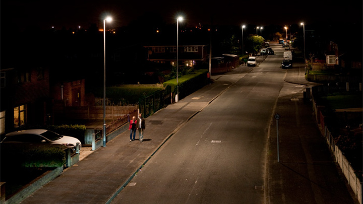 Calle agradablemente iluminada en Orford (Reino Unido) con alumbrado urbano de Philips