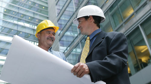 Un asesor y un trabajador conversando sobre un proyecto