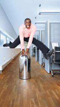 Un hombre salta en un pasillo de una oficina alumbrada con iluminación dinámica de Philips
