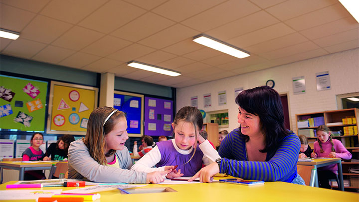 Ajuste de luz SchoolVision Calm: iluminación inteligente en centros escolares que aplaca los ánimos de una clase hiperactiva.