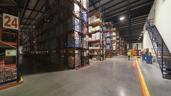 La iluminación industrial GreenWarehouse de Philips Lighting puede ahorrarte hasta un 50 % en gastos energéticos en tu almacén.
