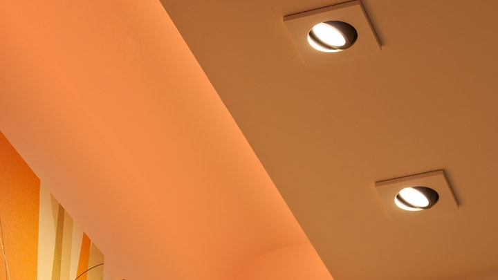 El foco LED de luz ambiental HealWell de Philips Lighting mejora la experiencia del paciente facilitando la navegación al personal de atención sanitaria.