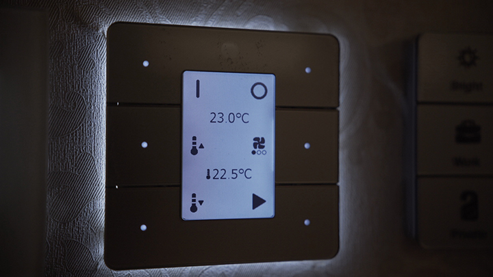 El panel Antumbra de Philips Lighting te permite personalizar el sistema de control de habitaciones RoomFlex de acuerdo con la imagen de marca de tu hotel.
