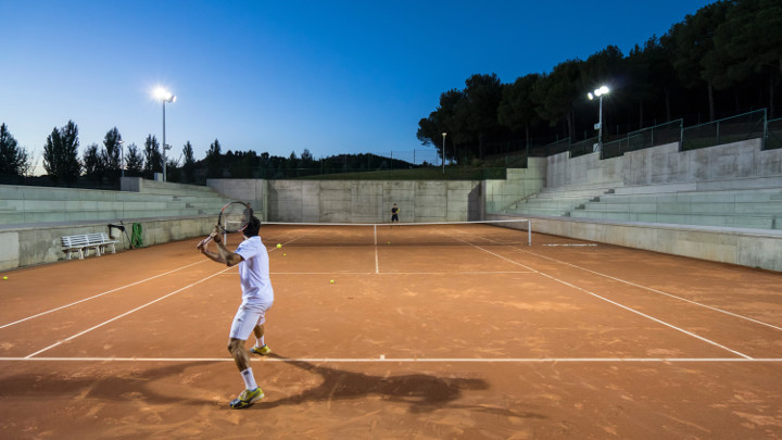 Iluminación de una pista de tenis - Proyectores