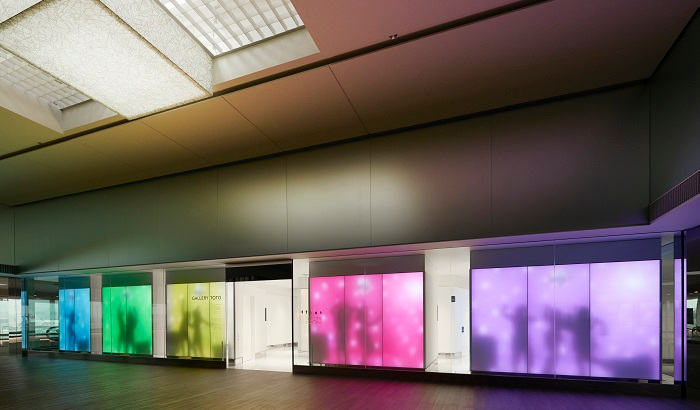 Paneles Luminous Textile en los tonos del arcoíris en la galería Toto del aeropuerto de Narita en Japón