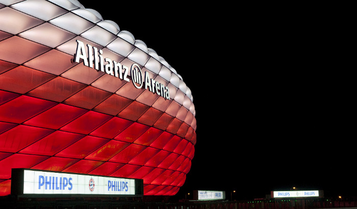 Allianz Arena con luz roja por la noche