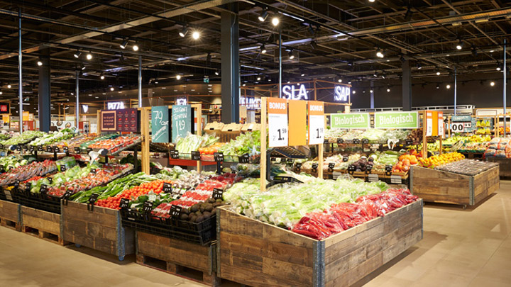 Sección repleta de frutas y verduras en un supermercado alemán de la cadena Albert Heijn - iluminación inteligente para tiendas