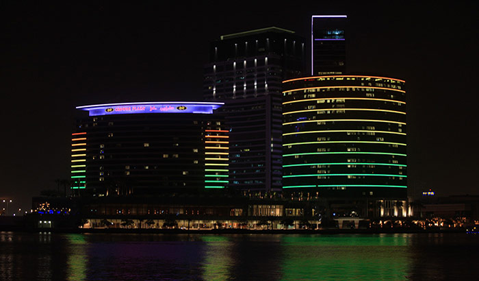 Llamativa fachada del Crowne Plaza Hotel, Dubai