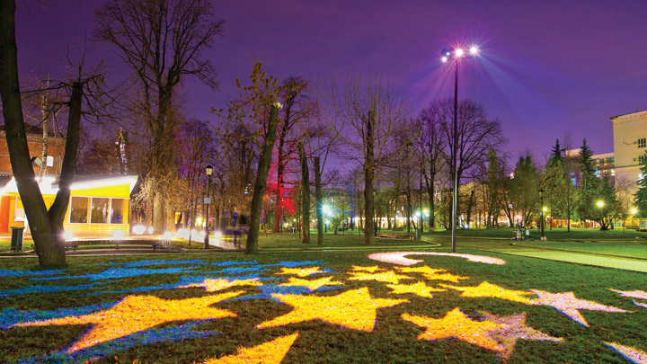 Iluminación de acento y dinámica en los jardines de Bauman, Moscú, Rusia | Espacios verdes urbanos