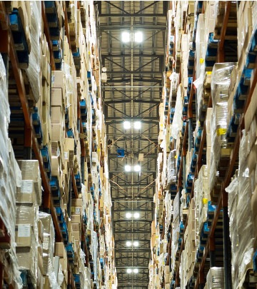 La mejora en la calidad de la luz, acompañada por la alta reproducción cromática que ofrece la tecnología LED de Philips, permitió incrementar la visibilidad en el plano de trabajo y acelerar los procedimientos de picking, inventario, etcétera. Del mismo modo, se alcanzaron los niveles lumínicos y de uniformidad requeridos por las regulaciones de seguridad e higiene para este tipo de espacios. 