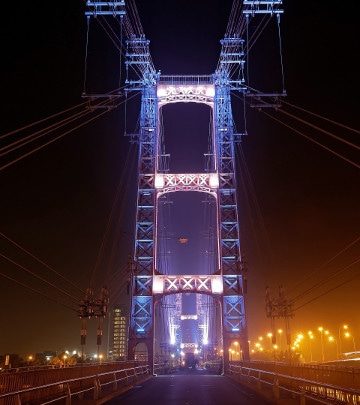 La instalación lumínica consiste en un cableado físico especial colocado a lo largo del Puente que vincula cinco tipos de luminarias diferentes distribuidas estratégicamente