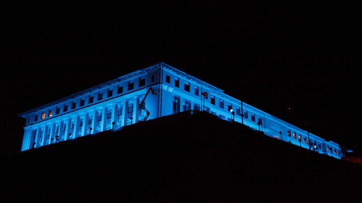 Iluminación LED cambia la fachada del Edificio de la Administración del Canal de Panamá, logrando un llamativo y dinámico diseño totalmente controlable.