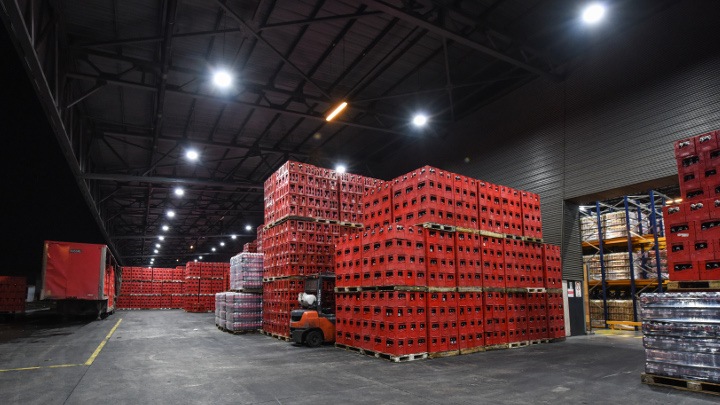 El proyecto de iluminación LED en planta y centros de distribución consistió en el recambio de las luminarias existentes por equipos LED de alta eficiencia