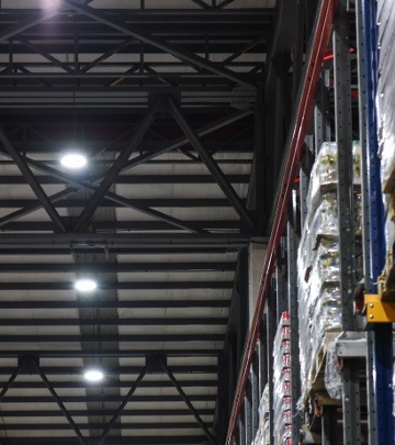 En las áreas exteriores se instalaron luminarias Highbay GeenPerform de 200W, sustituyendo a las campanas de 400W existentes. Este sistema de iluminación avanzada puede aportar un ahorro de energía  superior al 50%. Ante una falla de alimentación, estos equipos admiten el reencendido en forma instantánea, evitando los tiempos improductivos que requiere el calentamiento de las lámparas HID tradicionales. 