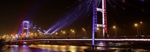 Estructura de luz  que cruza el río